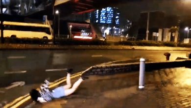 Photo of 【視頻】強颱風襲港 女子被吹到趴街 臉朝下驚險滑行
