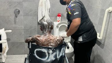 Photo of 警員巡邏碰坐輪椅流浪漢  親自幫忙洗澡再送入看護中心