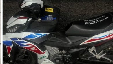 Photo of 不滿轎車碰到 頭盔敲打車門 送餐員追車辱罵被捕