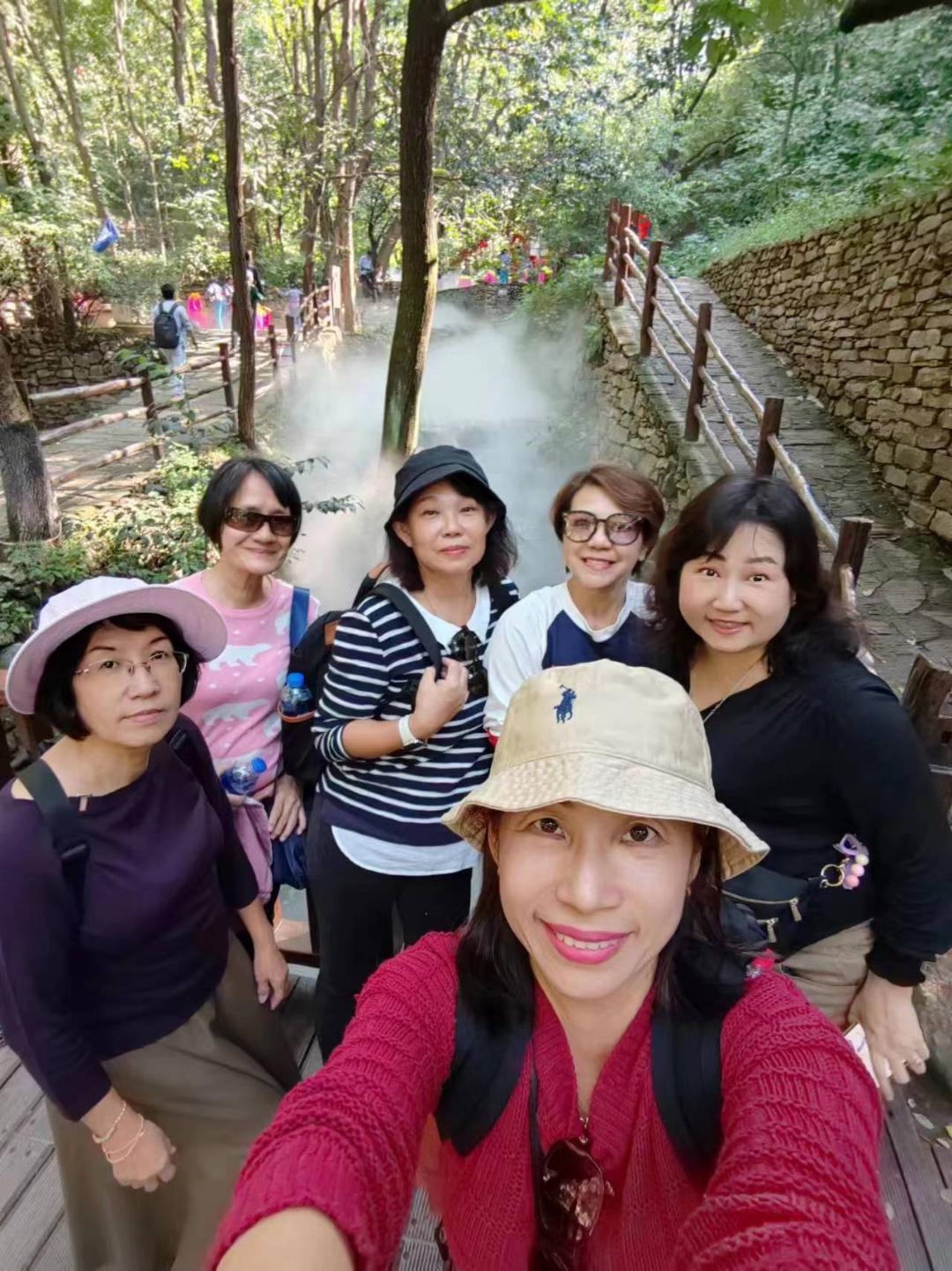 The fairyland halfway up Yunqiu Mountain is so dreamlike that beauties can’t help but take selfies.