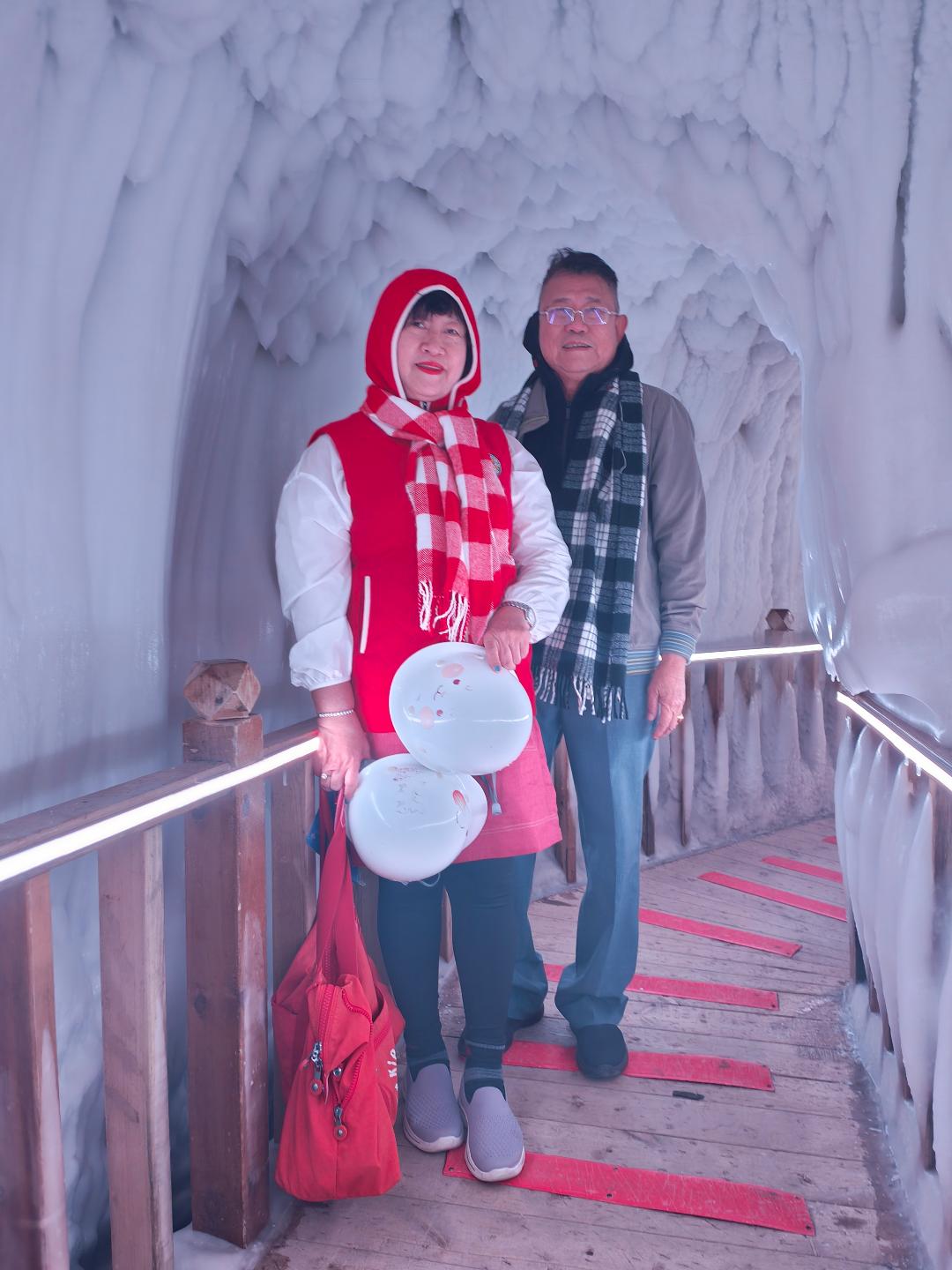 The loving couple took a group photo enthusiastically in the cold Yunqiu Mountain ice cave.