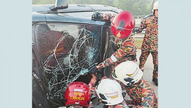 Photo of 2車碰撞 女司機掛車座獲救