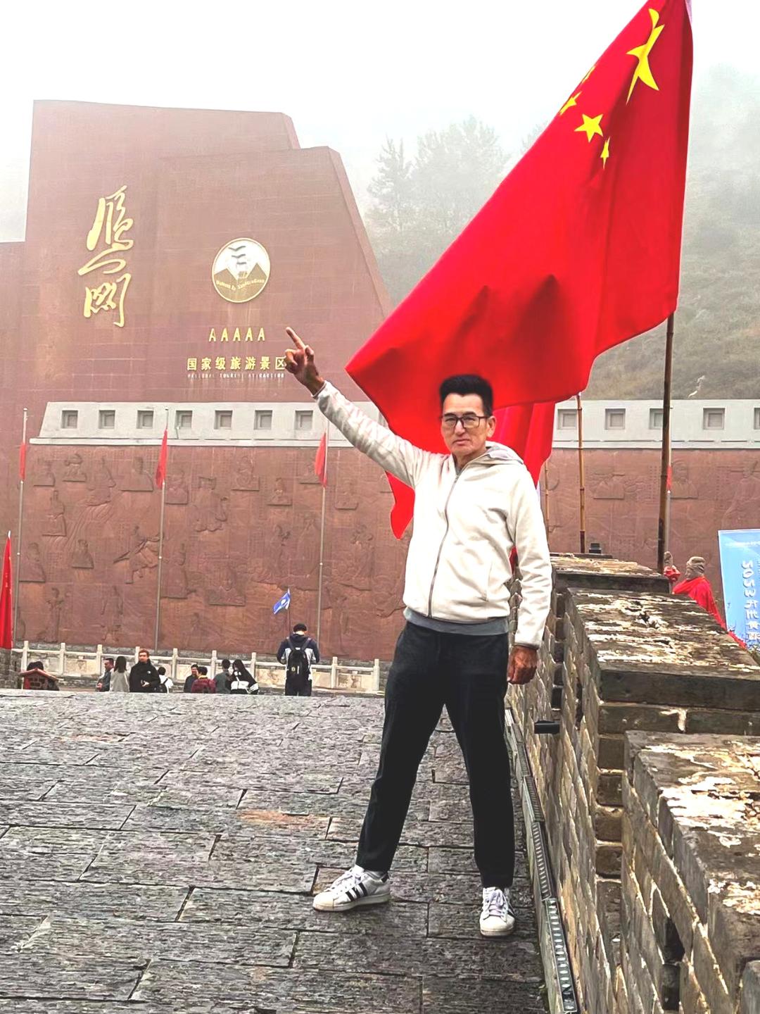 Coinciding with China’s National Day, the five-star flag is flying everywhere. Captain Chen Diquan, our reporter’s accompanying reporter, took this photo under the flag sea at Yanmen Pass.