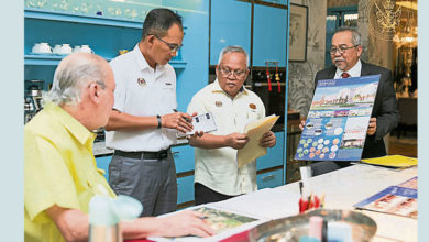 Photo of 凱魯再米覲見柔蘇丹 展示新法庭大樓設計建議