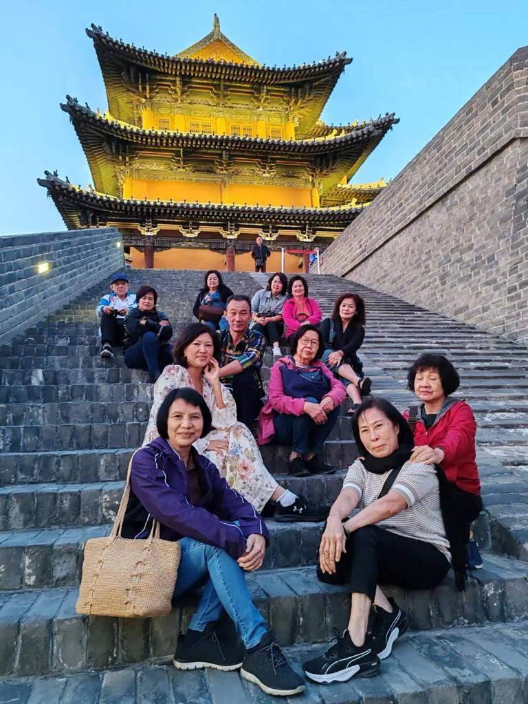 The first group of tourists took a group photo on the bluestone steps of the ancient city wall of Datong.