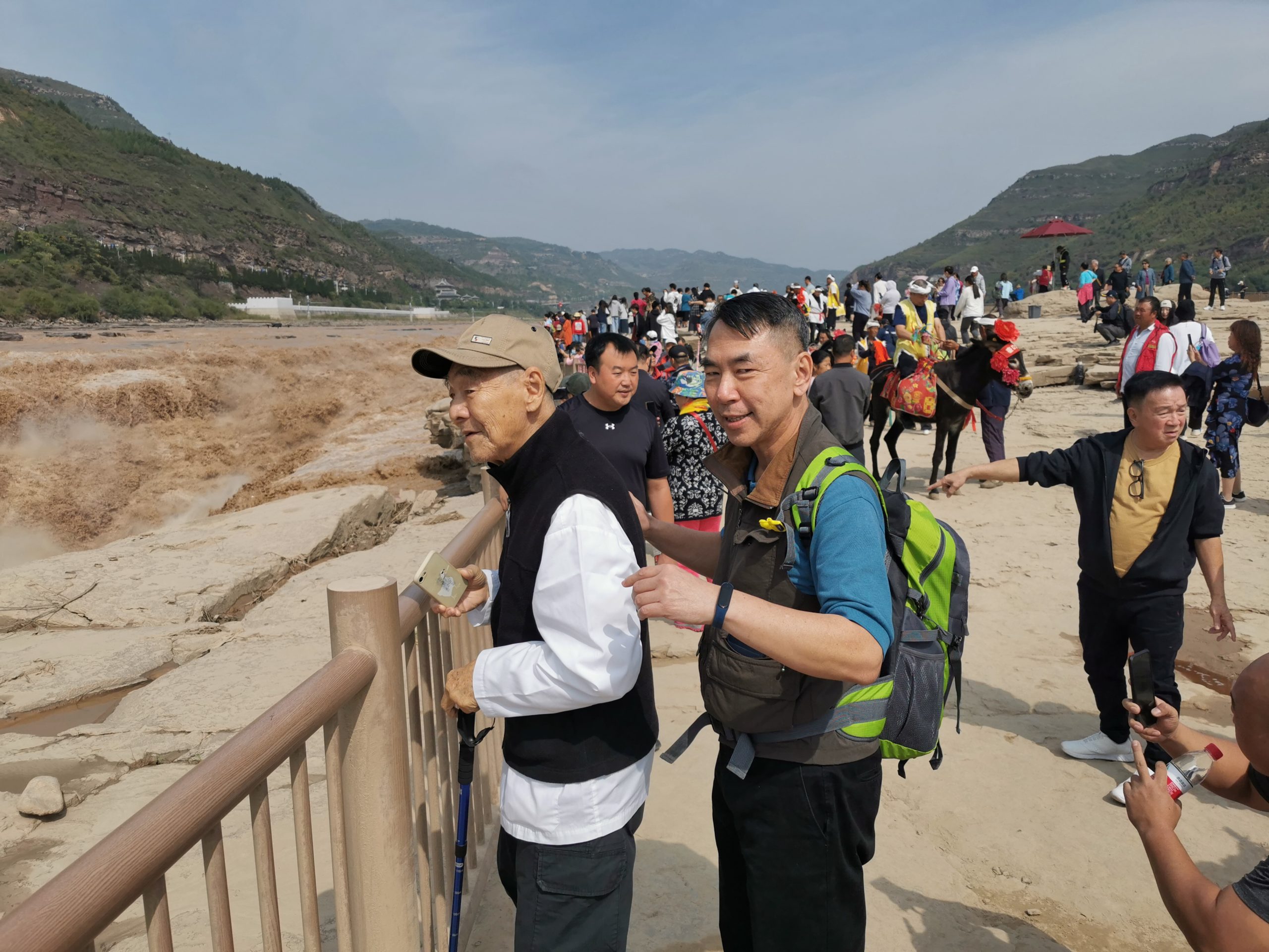 Lu Chuanyao accompanied his 88-year-old father Lu Zuoshen on a trip to Shanxi. The father and son enjoyed the spectacular scenery of the Yellow River's mouth.