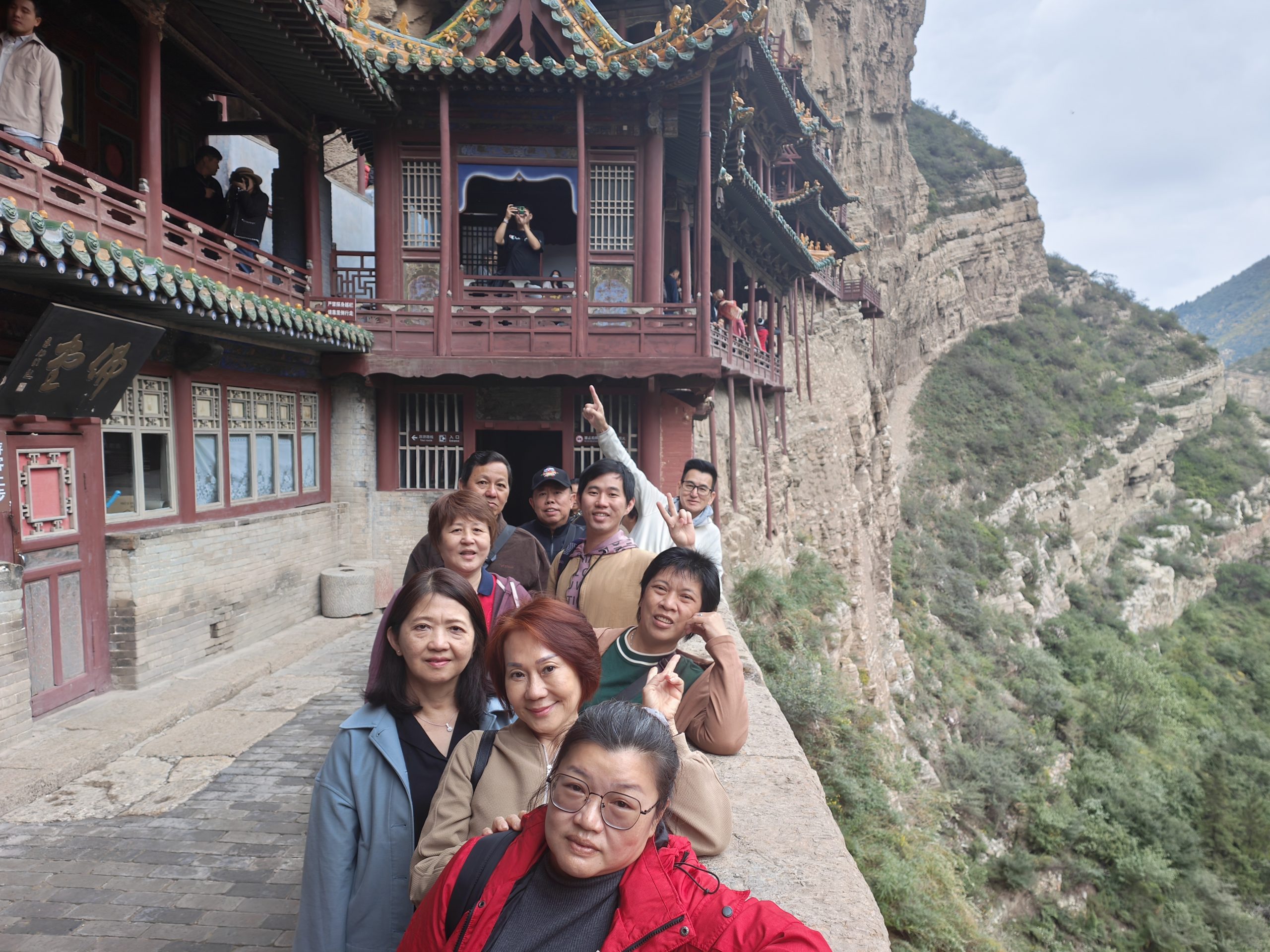The leader of the second group, Mei Lin (front), led the group to the Hanging Temple, allowing the group members to experience first-hand the architectural talents of the ancients.