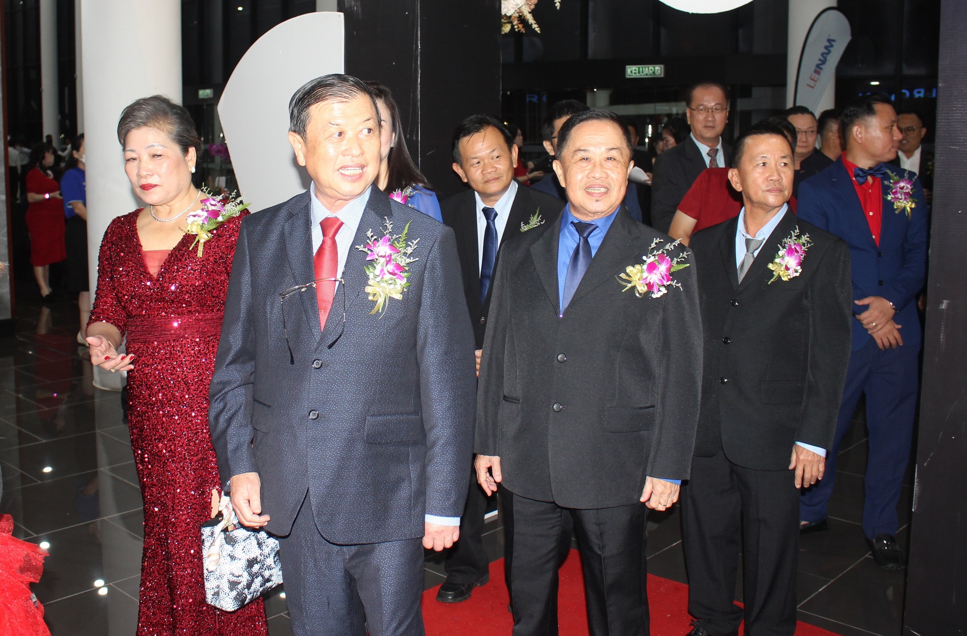 許李南（中）、鄭巧香（左）、許利華與管理層團隊走紅地毯步入會場。