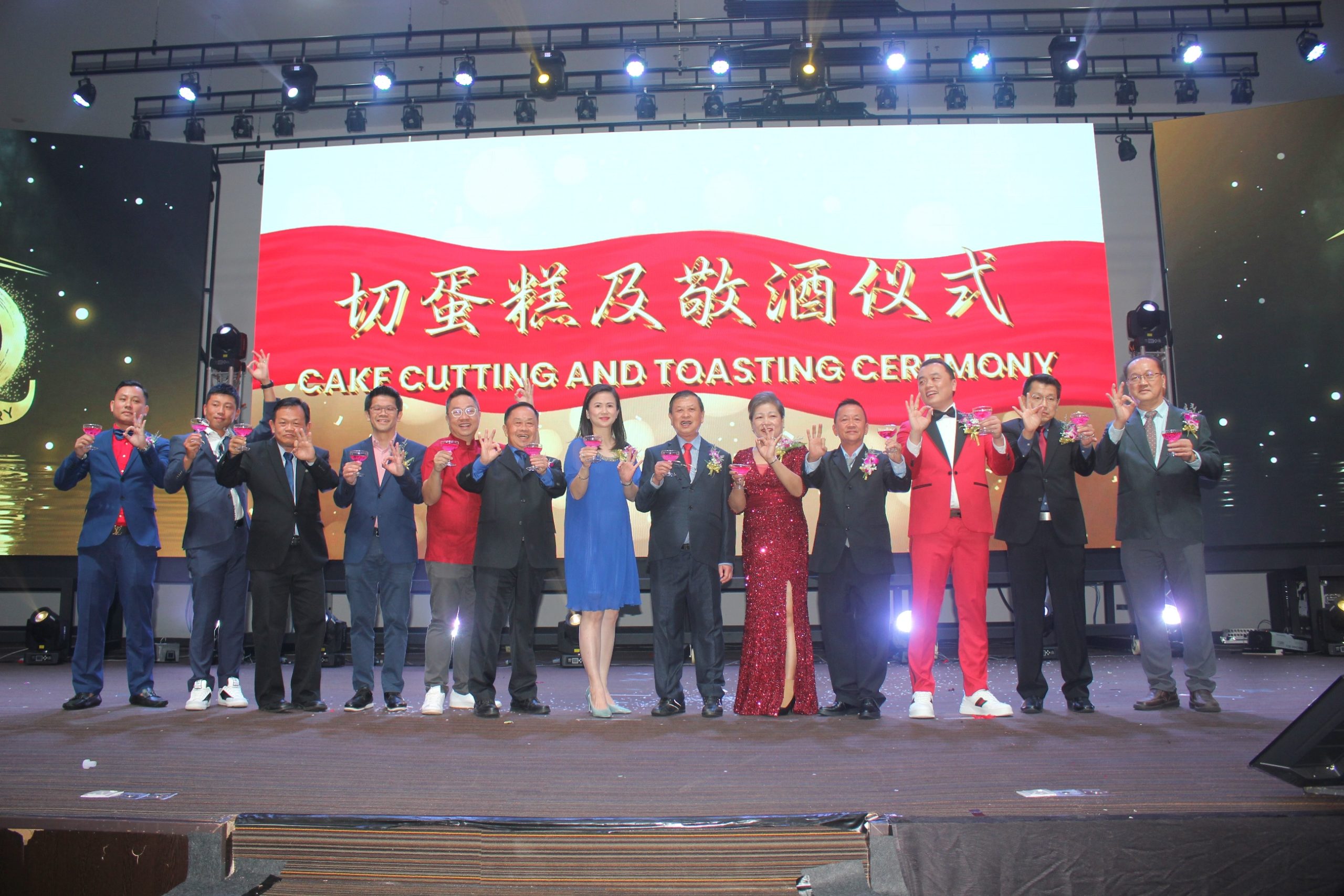 利南集團高層與主桌貴賓在台上敬酒，感謝出席者參與慶典。