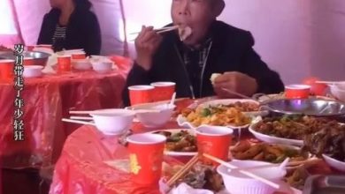 Photo of 拾荒大叔出席外甥喜宴包大紅包 卻被安排獨坐一桌吃剩菜