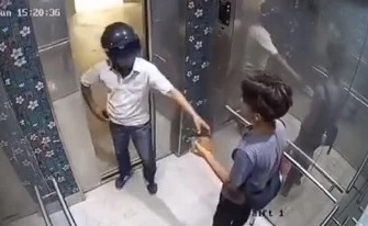 Photo of 全都錄！頭盔男擋電梯要挾少年交出錢包