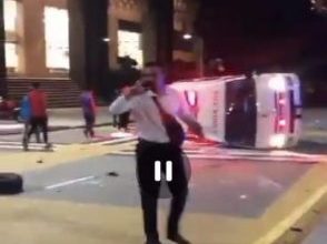 Photo of 交通燈附近猛撞轎車  救護車翻覆 2人輕傷