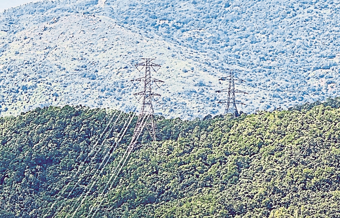 建设电塔的位置一般会选在较崎岖的山脊，所以就算有可能找到逃生路径，也不应硬闯。