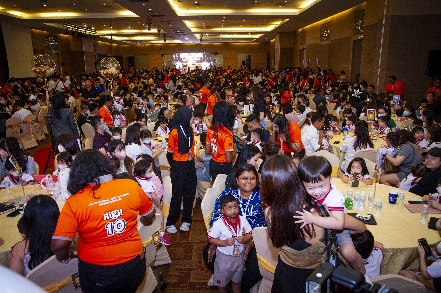 More than 2,000 people packed the Sunway Carnival Convention and Exhibition Center, creating a warm family atmosphere.
