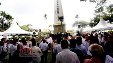 Photo of 56組織紀念碑前雨中悼念 檳公祭抗日罹難者
