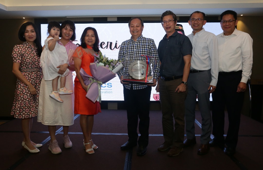 On behalf of all employees, Amphenol's management presented souvenirs to Li Zhongli (middle) and flowers to Li Jinxiang (third from left). From the left are Huang Suyun and Li Jiani; from the right are Hou Zhiming, Chen Rudong and Chen Qingcheng.