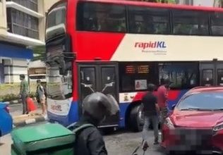 Photo of 【視頻】違規停車阻礙巴士 路人合力抬走轎車