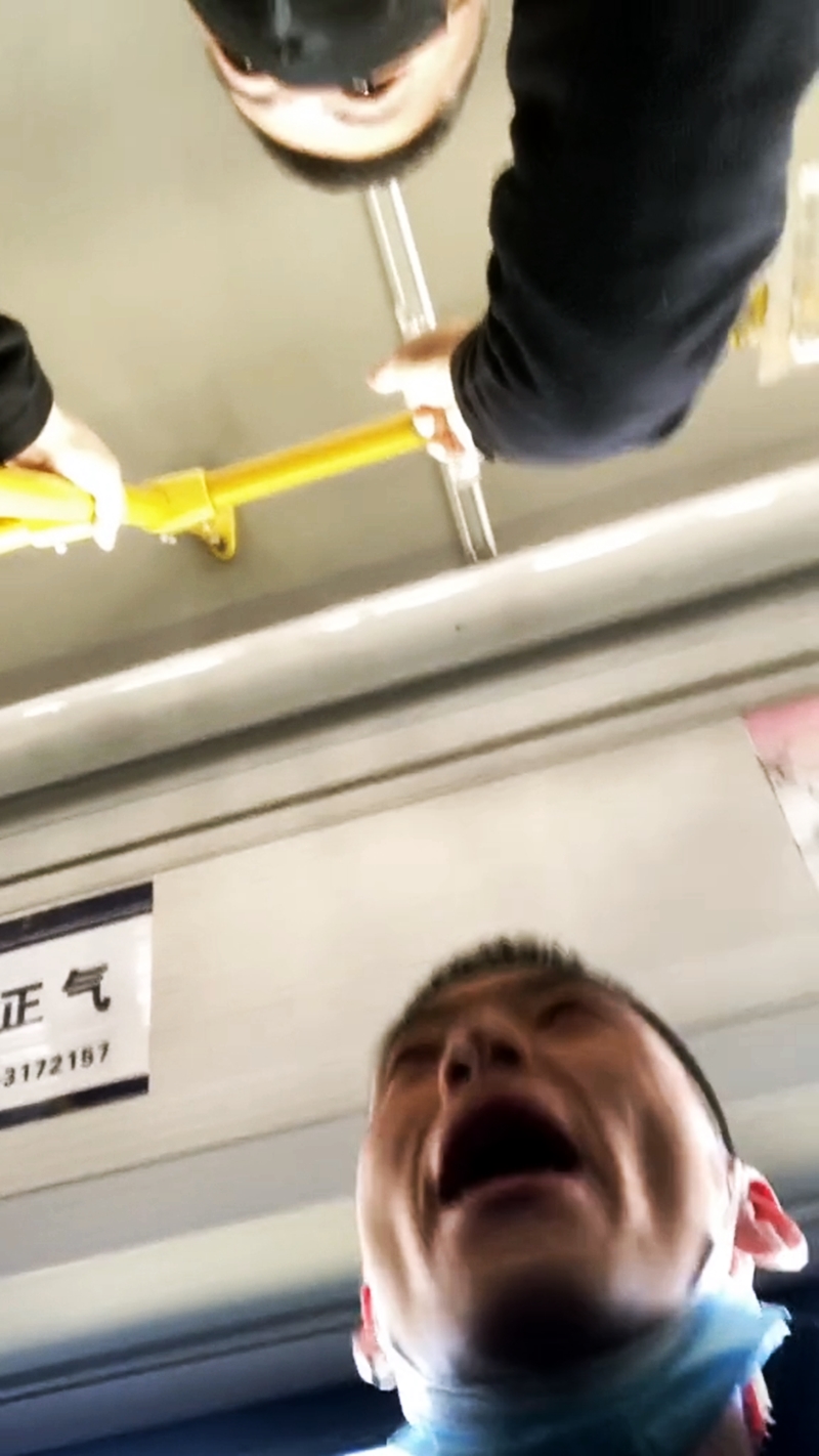 「不要吵啦！真的很煩！不帶嘴也能坐公交車！」