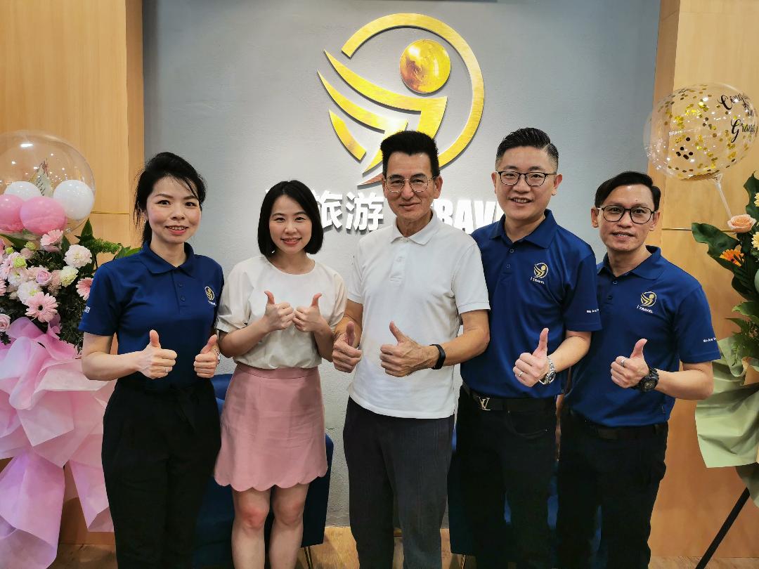 Our newspaper’s Advertising Sales Director-General Dato’ Captain Chen Diquan (middle) congratulates iTravel on its new business. From left, Lin Yanni and Li Shufang, from right, Jeff Li Honghao and Edward Qiu Songzhen.
