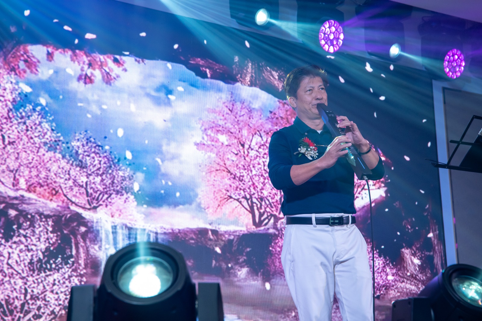 彭永添以特別嘉賓的身份演奏色士風,為晚會增添色彩。