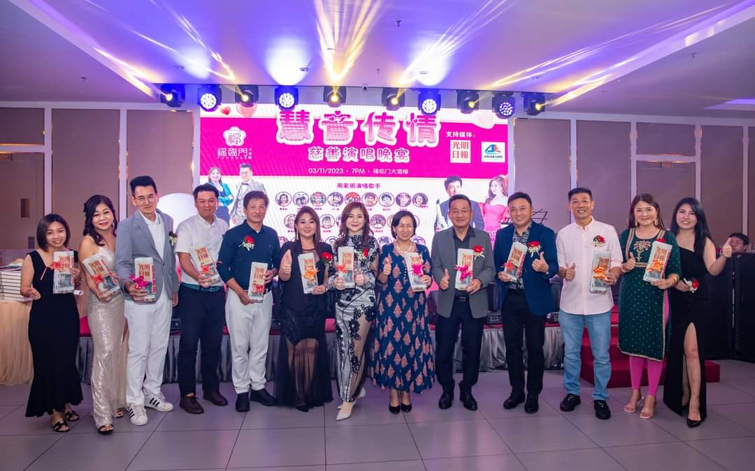 大會主涂雁好在王麗麗州議員陪同下,贈送記念品給于同家班院長及晚宴舞台總監周慧敏。