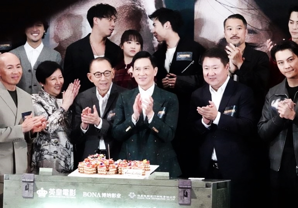 張家輝明天（2日）正式踏入59歲，日前《爆裂點》在香港宣傳，電影團隊送上蛋糕為他慶生。