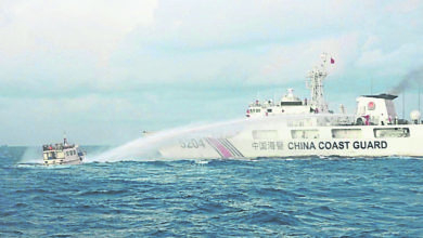 Photo of 圖再向仁愛礁軍艦送物資  中海警管制菲船遭衝撞