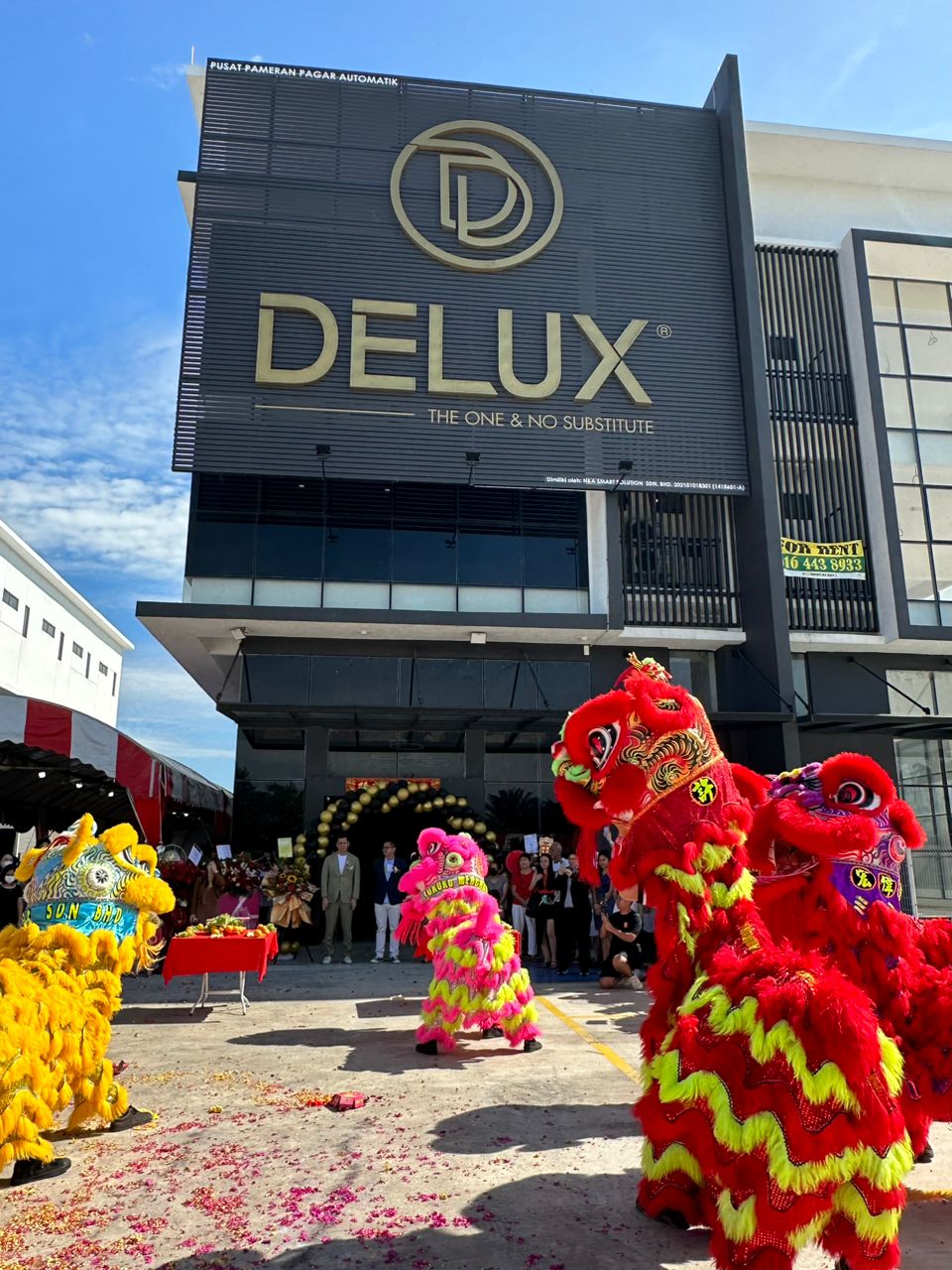DELUX Malaysia 北馬最大全鋁無軌電動門和全鋁防盜門展示廳開幕，群獅助慶，場面熱鬧。