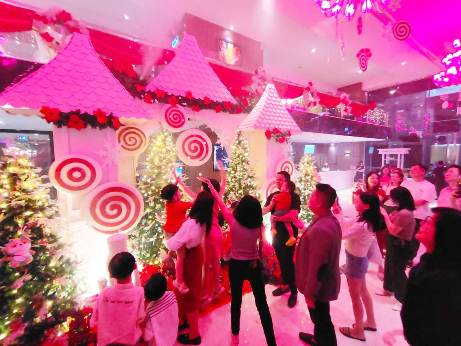 檳城標緻酒店聖誕節裝飾與燈飾亮起後，在場的成人小孩都沉浸在節慶氣氛中。