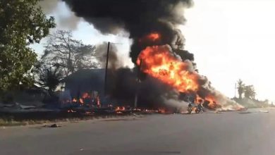 Photo of 油槽車翻覆 民眾搶油  爆炸釀40死 數十傷