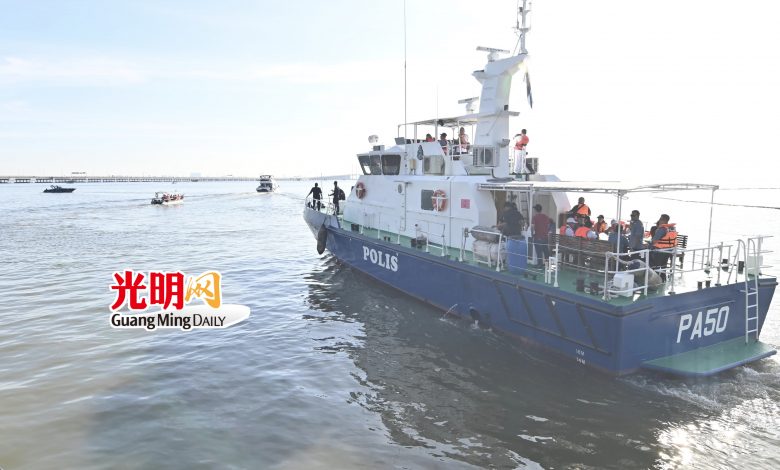 敦阿末弗茲、曹觀友等一行人從位於峇都蠻的水警碼頭乘船出海,前往填出矽谷島的所在地點。