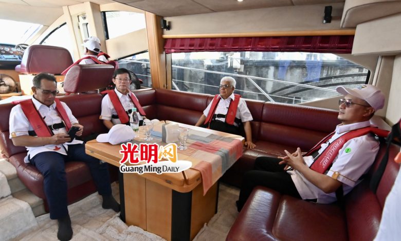 曹觀友(左二)等人陪同敦阿末弗茲(左三)乘船出海前往矽谷島的所在地點。