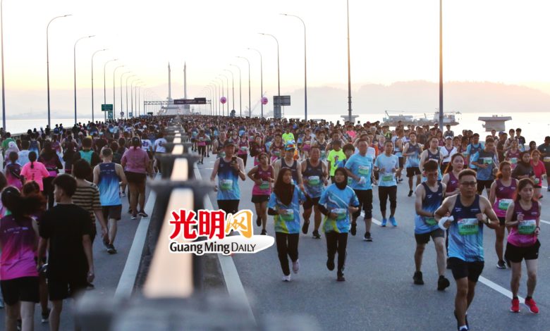 今年檳城大橋國際馬拉松賽獲得60個國家約2萬人在大橋上跑。