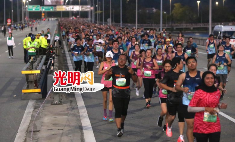 健兒們努力地往前跑，只為跑到終點完成賽事。