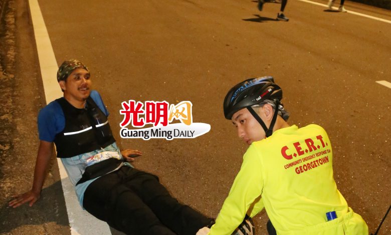 一些參賽者在途中腿部受傷，需要救護人員前來協助。