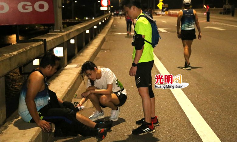 一些參賽者在途中腿部受傷，需要救護人員前來協助。