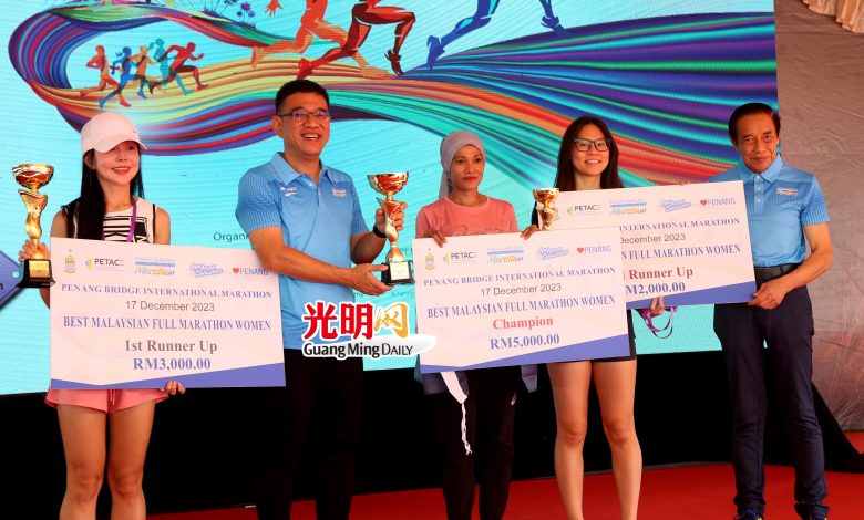 黃漢偉（左二）及賽艾迪（右一）與全程馬拉松大馬女子三甲得主合影。