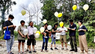 Photo of 【峇冬加里露營地山體滑坡1週年】20家屬返營地祭拜 放氣球追憶31逝者