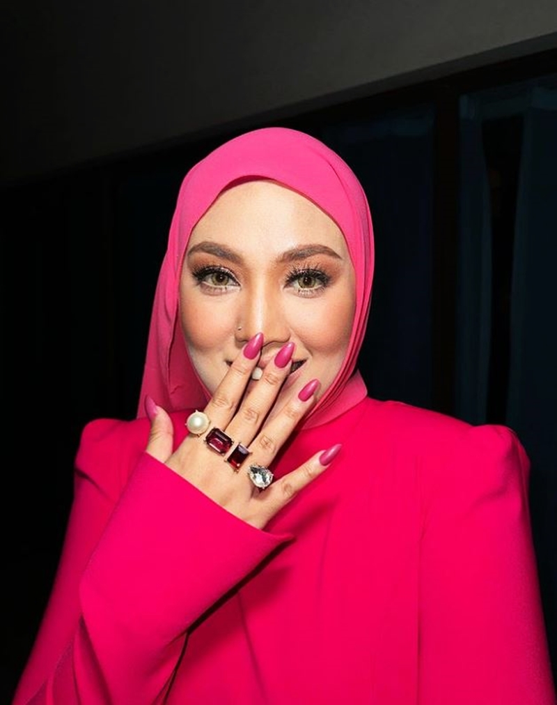 小天后茜拉（Shila Amzah）與25歲老公Ubai Mz新婚5個月後報喜懷孕！