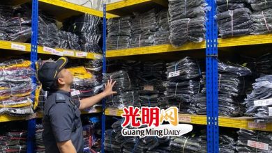 Photo of 執法員突擊服裝批發店  起獲120件冒牌男裝長褲