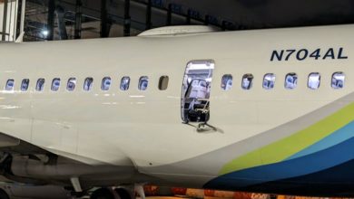 Photo of 美航空飛機窗門被吹走  緊急降落俄州