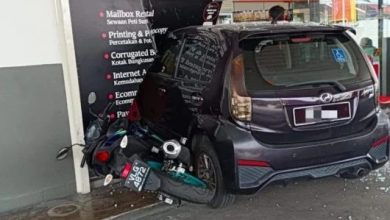 Photo of 疑誤踩油門 老翁駕車撞油站 傷女顧客