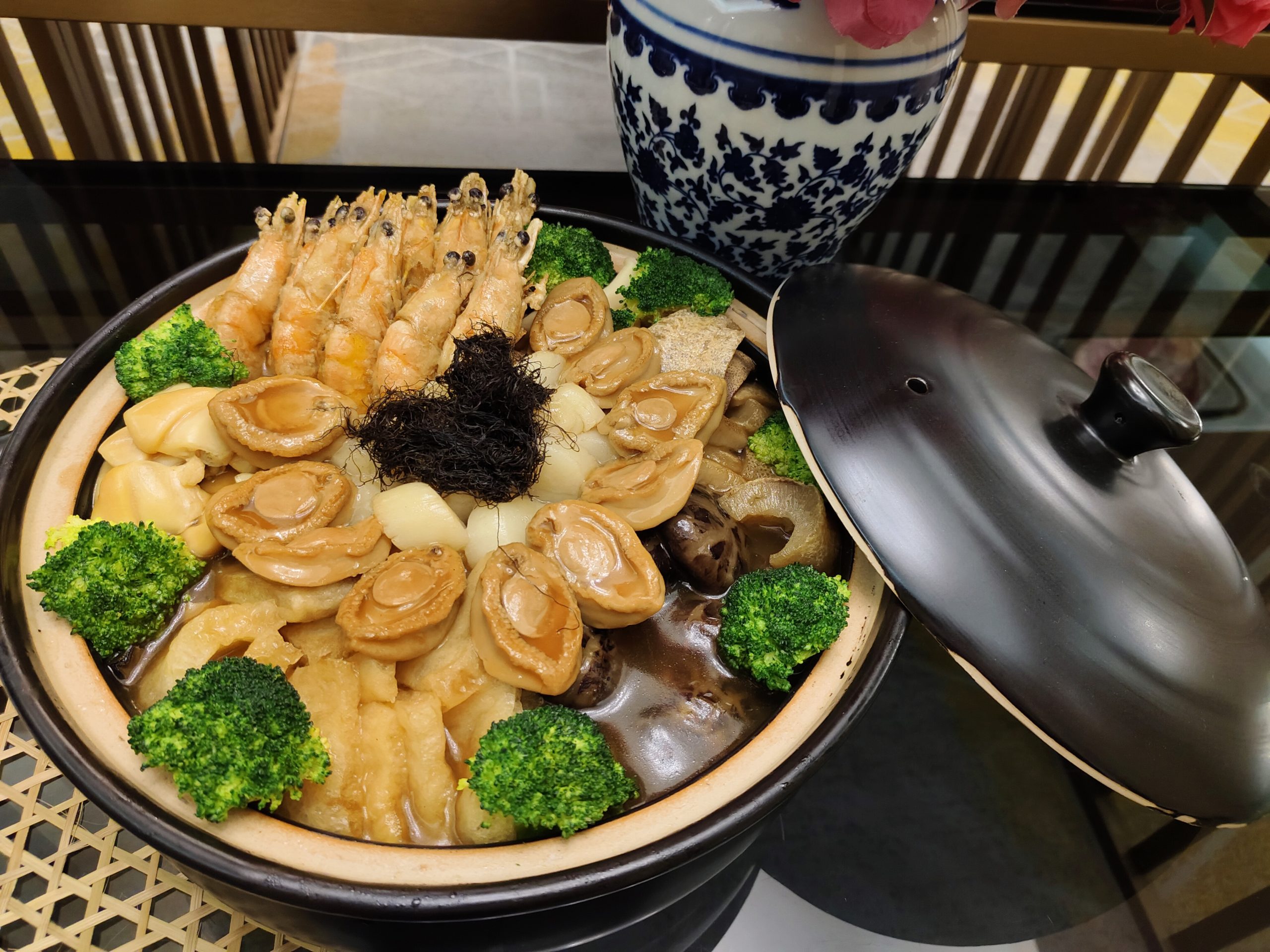 酒店也溫馨提供農曆新年團圓必備佳餚《金玉滿堂鮑魚盆菜》。