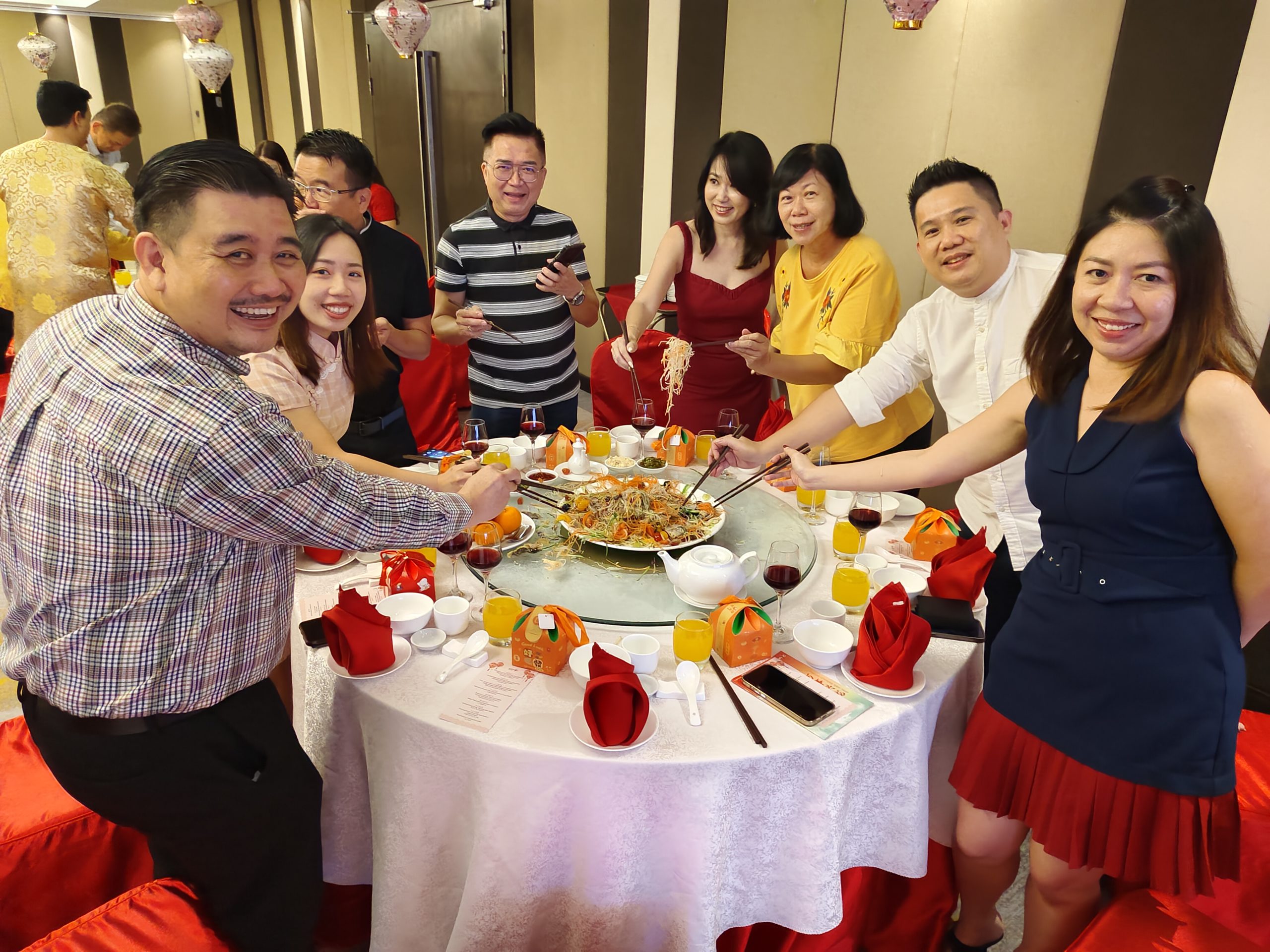Hotel General Manager Xie Weiman (second from right) and friends from the media jointly welcomed the Lunar New Year in advance.