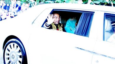 Photo of 淚別國會廣場 蘇丹阿都拉陛下卸任國家元首