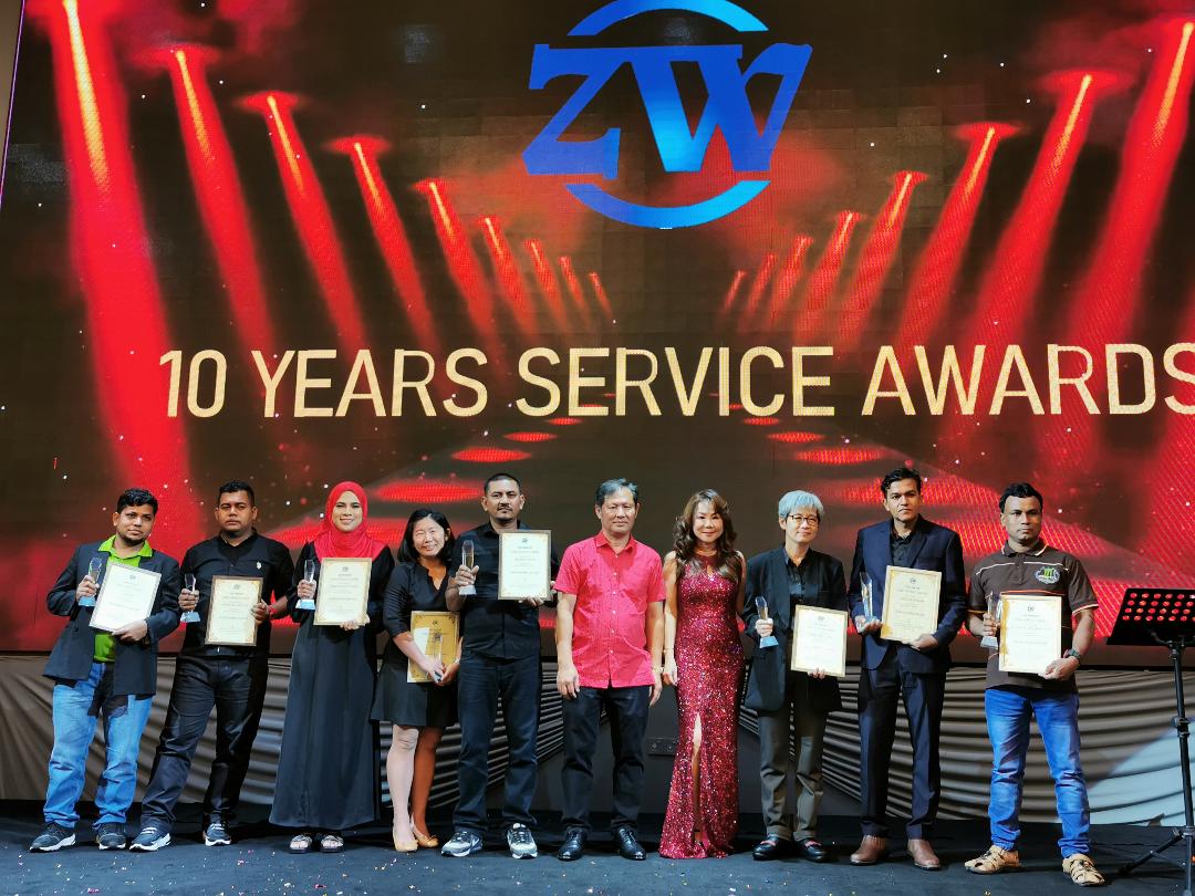 服務10年以上員工，獲得創辦人拿督王美美及董事丘文祥的頒獎感謝。
