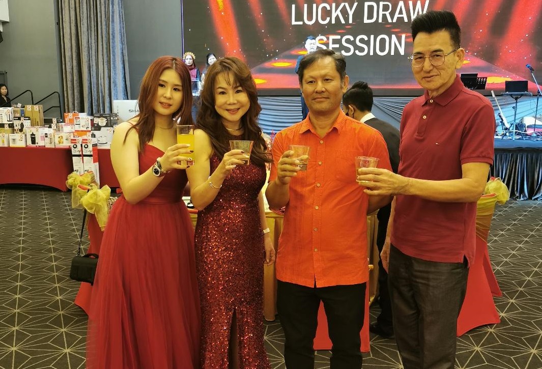 陳帝銓祝賀ZW15週年慶，右起丘芷芸、拿督王美美及丘文祥。