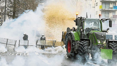 Photo of 歐盟農業部長開會 農民駕900輛拖拉機堵塞抗議