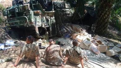 Photo of 軍用卡車疑閃避反向轎車  失控翻覆 釀1死5傷