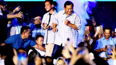 Photo of 【印尼總統選舉】慶祝大會宣佈勝選 普拉博沃台上輕松起舞